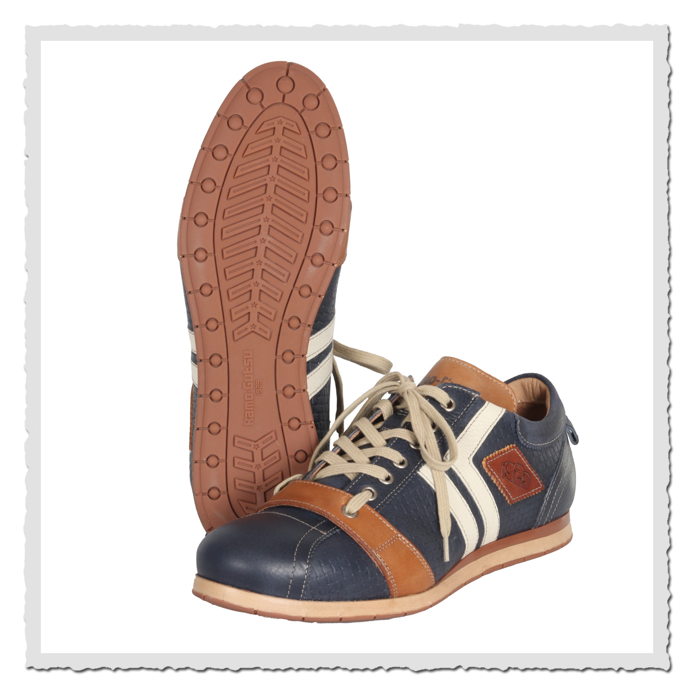 Kamo-Gutsu Tifo 030 Icaro-blue mit sichtbarer Profilsohle, ein Schuh stehend, einer liegend, zeigt Retro-Laufsohle und Obermaterial aus Leder.